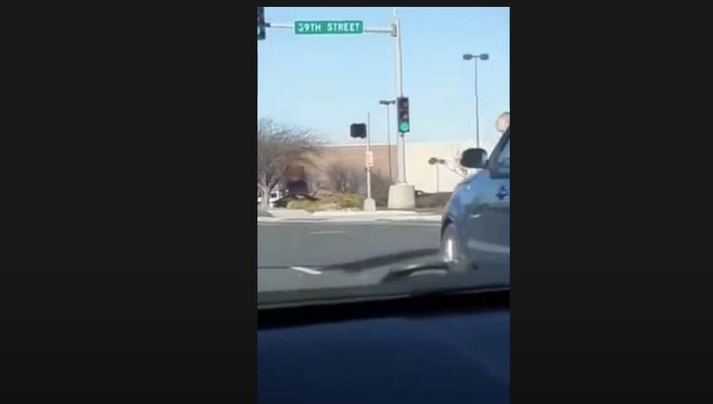 Πήγε να κάνει προσπέρασει - Αυτό που είδε στο διπλανό αμάξι απλά δεν υπάρχει (photos)