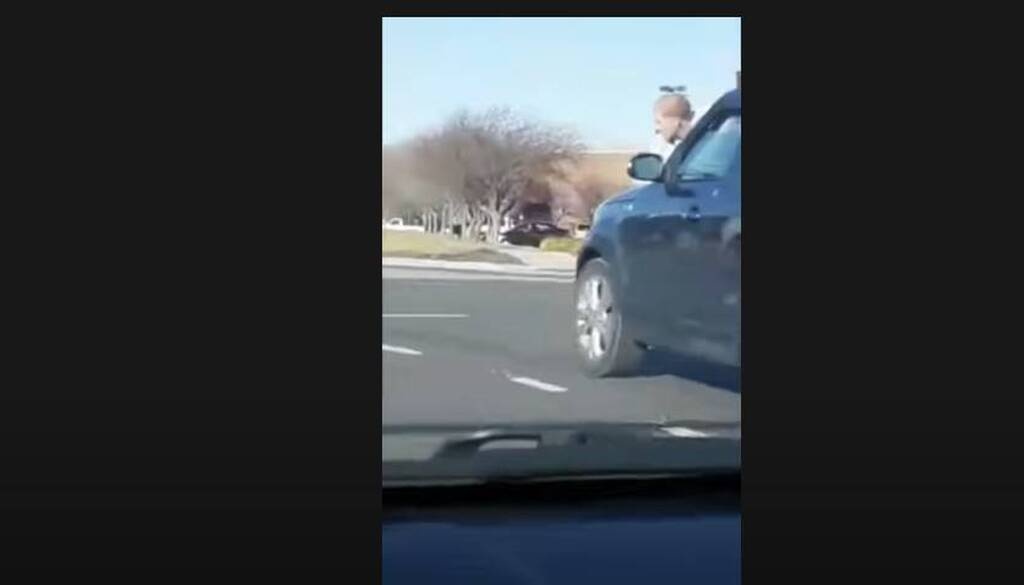 Πήγε να κάνει προσπέρασει - Αυτό που είδε στο διπλανό αμάξι απλά δεν υπάρχει (photos)