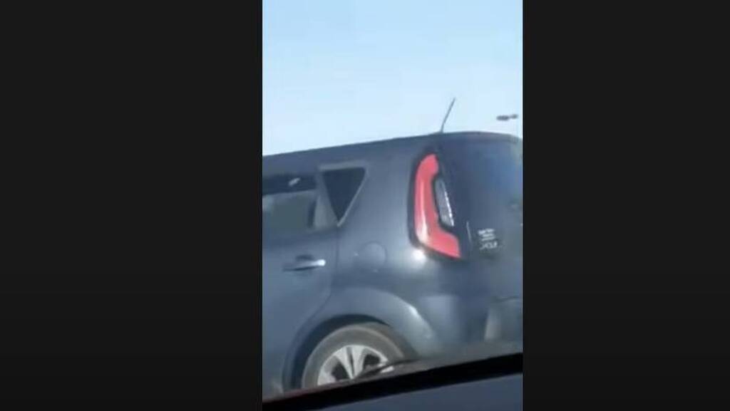 Πήγε να κάνει προσπέρασει - Αυτό που είδε στο διπλανό αμάξι απλά δεν υπάρχει (photos)