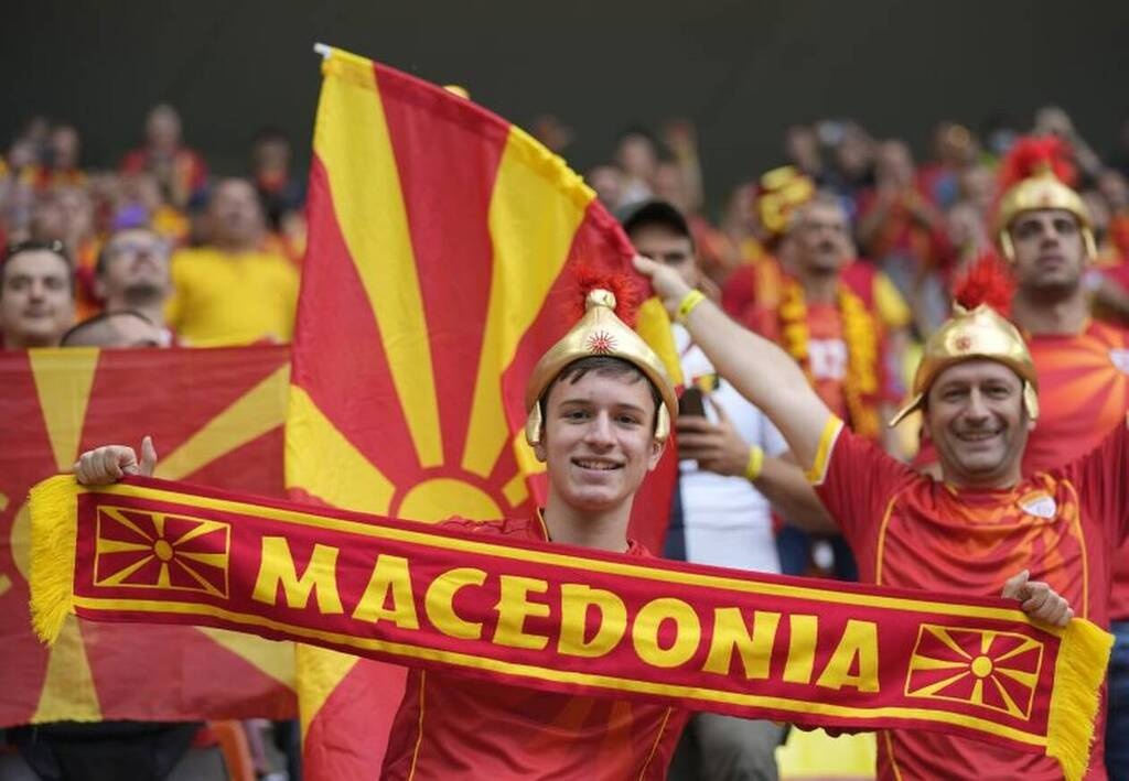 Euro 2020: Ξέφυγαν οι προκλητικοί οι Σκοπιανοί - Κασκόλ με το όνομα «Μακεδονία» στις εξέδρες
