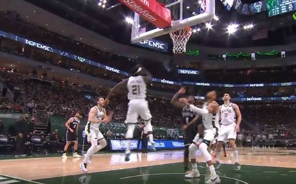 NBA: «Πάγωσαν» οι Νετς με Ίρβινγκ - Τραυματίστηκε σοβαρά κόντρα στους Μπακς (video+photos)