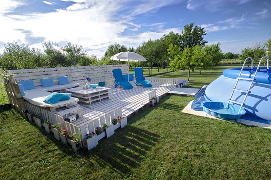 Αγόρασε παλέτες χωρίς λόγο - Δεν πάει το μυαλό σας στο τι έφτιαξε (photos)