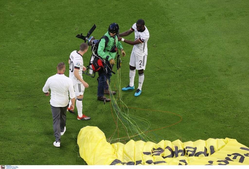 Euro 2020: Ο Ρούντιγκερ δάγκωσε τον Πογκμπά, αλλά δεν το είδε ούτε το VAR (video)