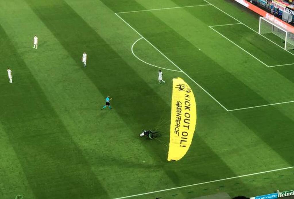 Euro 2020: Εισβολέας με αλεξίπτωτο γλίτωσε τη συντριβή στις εξέδρες στο Γαλλία-Γερμανία (video)