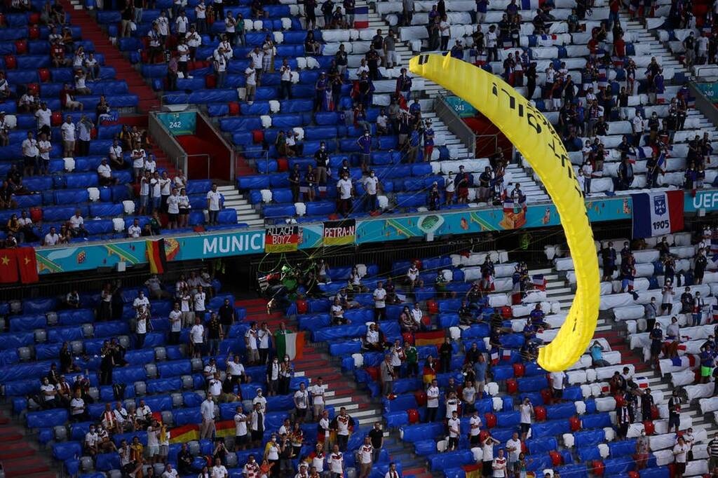 Euro 2020: Εισβολέας με αλεξίπτωτο γλίτωσε τη συντριβή στις εξέδρες στο Γαλλία-Γερμανία (video)