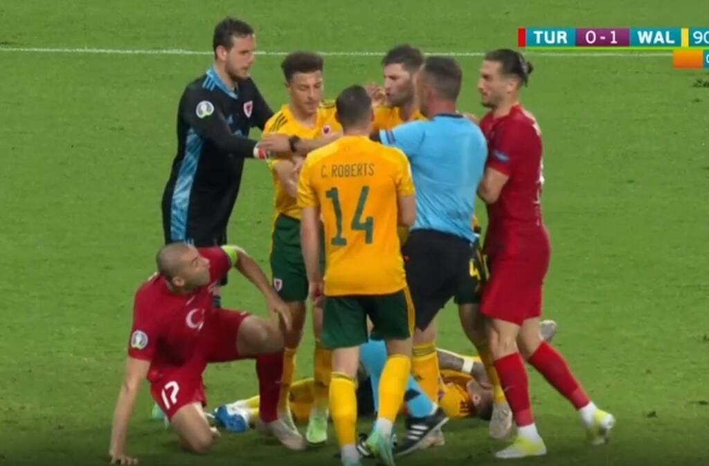 Euro 2020: Δεν σκόραραν και ξέφυγαν οι Τούρκοι - Σύρραξη μεταξύ των παικτών (photos+video)
