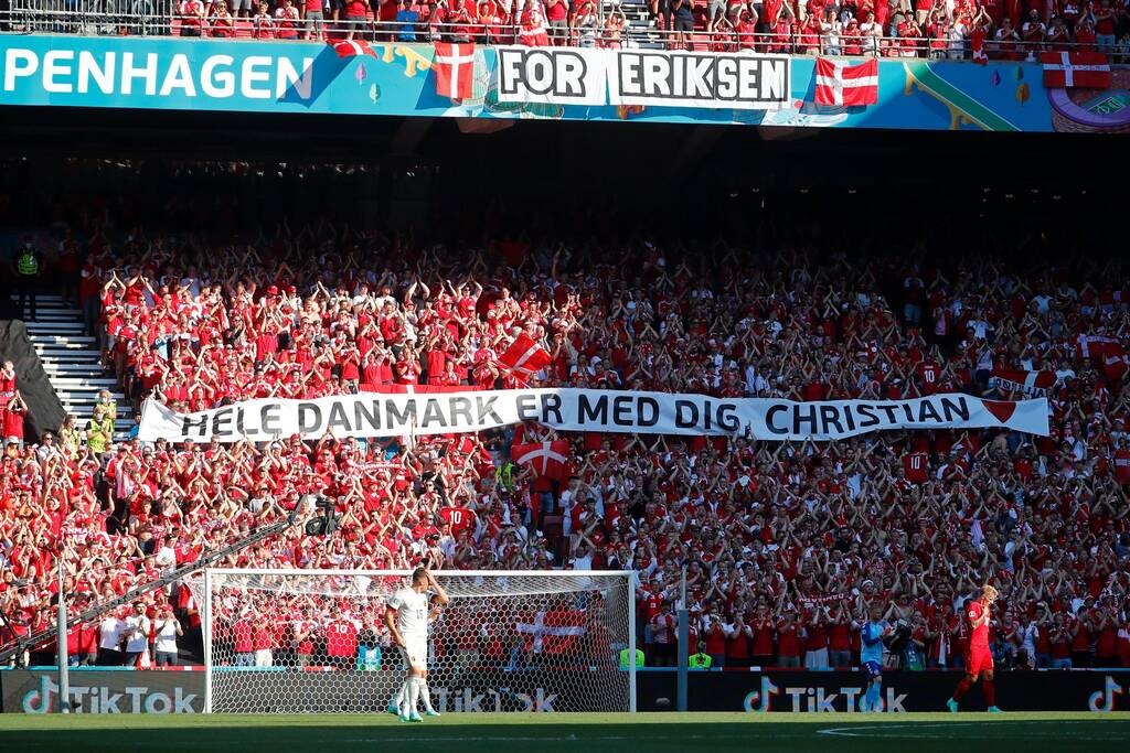 Euro 2020: Συγκινητικές εικόνες στο Πάρκεν - Διακοπή και αποθέωση για Έρικσεν - Λύγισε ο Λουκάκου
