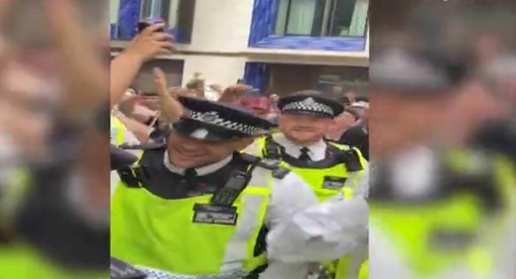 Euro 2020: Μεθυσμένοι Σκωτσέζοι οπαδοί έλουσαν με μπύρες Άγγλους αστυνομικούς (photos+video)