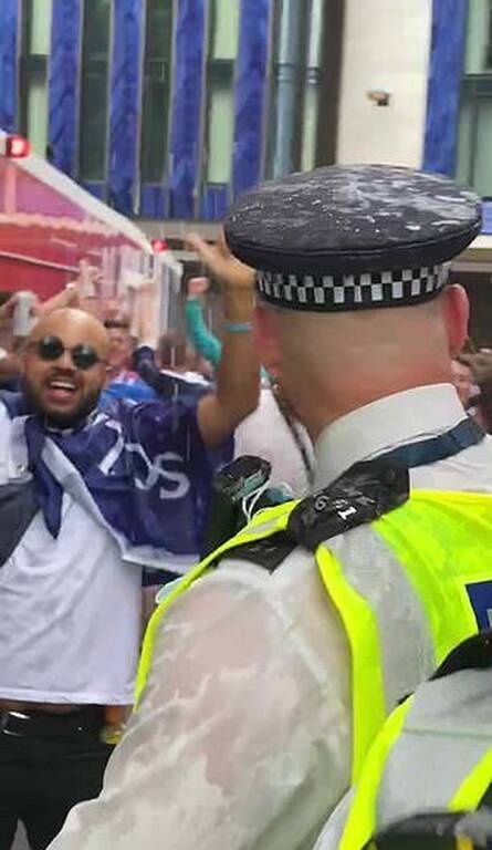 Euro 2020: Μεθυσμένοι Σκωτσέζοι οπαδοί έλουσαν με μπύρες Άγγλους αστυνομικούς (photos+video)