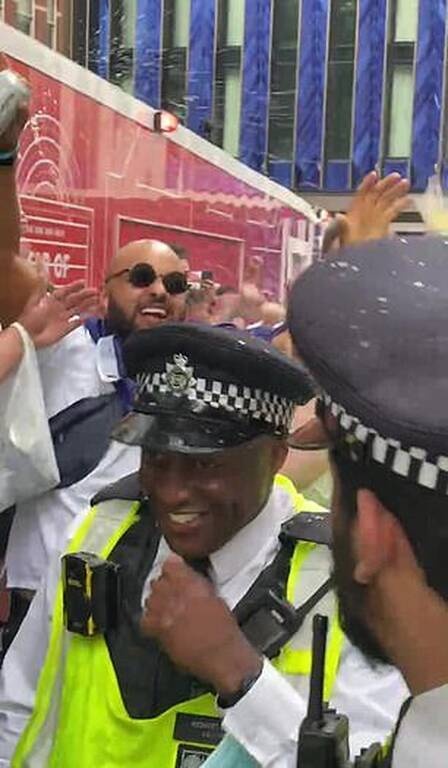 Euro 2020: Μεθυσμένοι Σκωτσέζοι οπαδοί έλουσαν με μπύρες Άγγλους αστυνομικούς (photos+video)