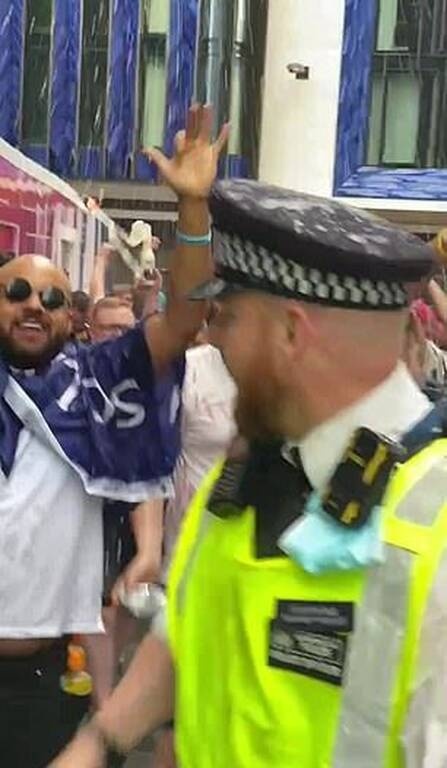 Euro 2020: Μεθυσμένοι Σκωτσέζοι οπαδοί έλουσαν με μπύρες Άγγλους αστυνομικούς (photos+video)