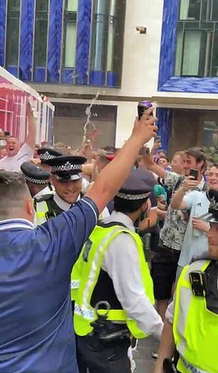 Euro 2020: Μεθυσμένοι Σκωτσέζοι οπαδοί έλουσαν με μπύρες Άγγλους αστυνομικούς (photos+video)