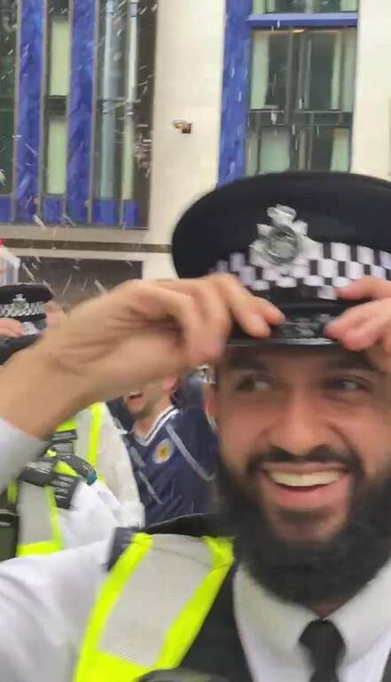 Euro 2020: Μεθυσμένοι Σκωτσέζοι οπαδοί έλουσαν με μπύρες Άγγλους αστυνομικούς (photos+video)