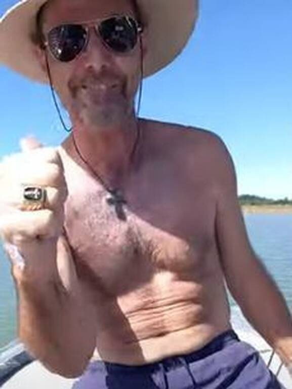 Ψαράς νόμιζε πως έκανε την ψαριά της ζωής του - Τρόμαξε μόλις έβγαλε ένα δίμετρο θηρίο (pics+vid)