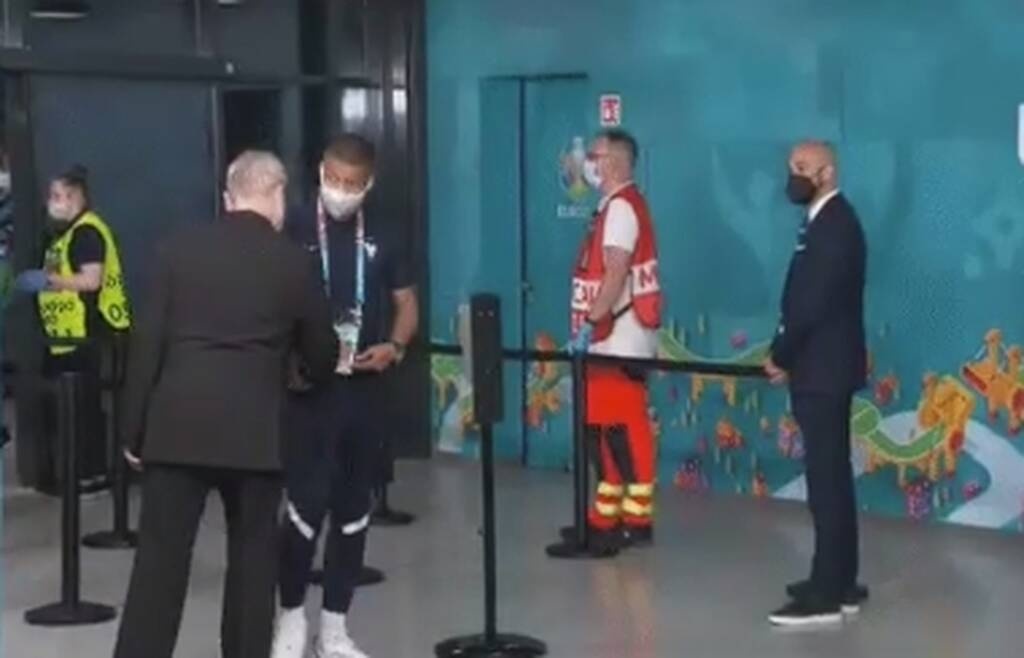 Euro 2020: Αδιανόητο σκηνικό με Εμπαπέ - Σεκιουρίτας τον σταμάτησε πριν μπει στο γήπεδο