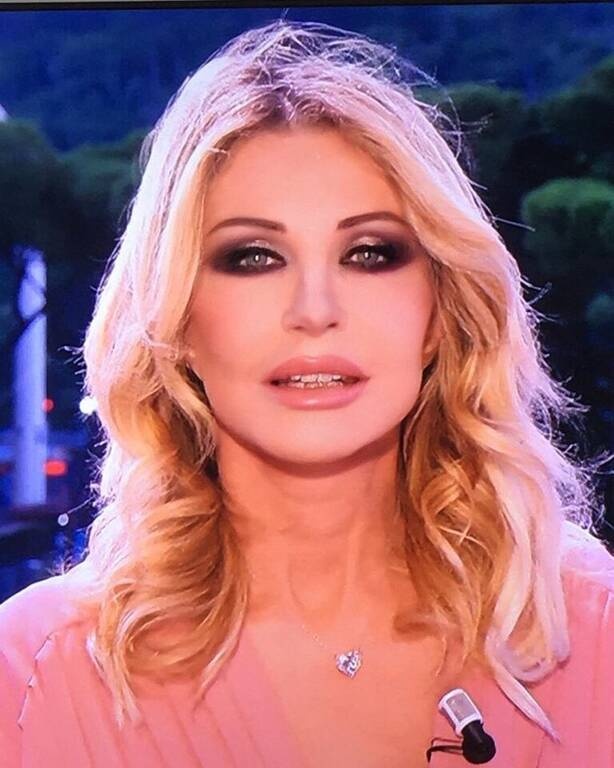 Euro 2020: Παρουσιάστρια είχε ατύχημα αλά… Σάρον Στόουν και έγινε viral (photos+video)