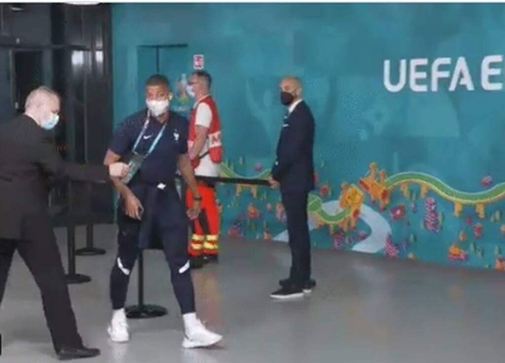 Euro 2020: Αδιανόητο σκηνικό με Εμπαπέ - Σεκιουρίτας τον σταμάτησε πριν μπει στο γήπεδο