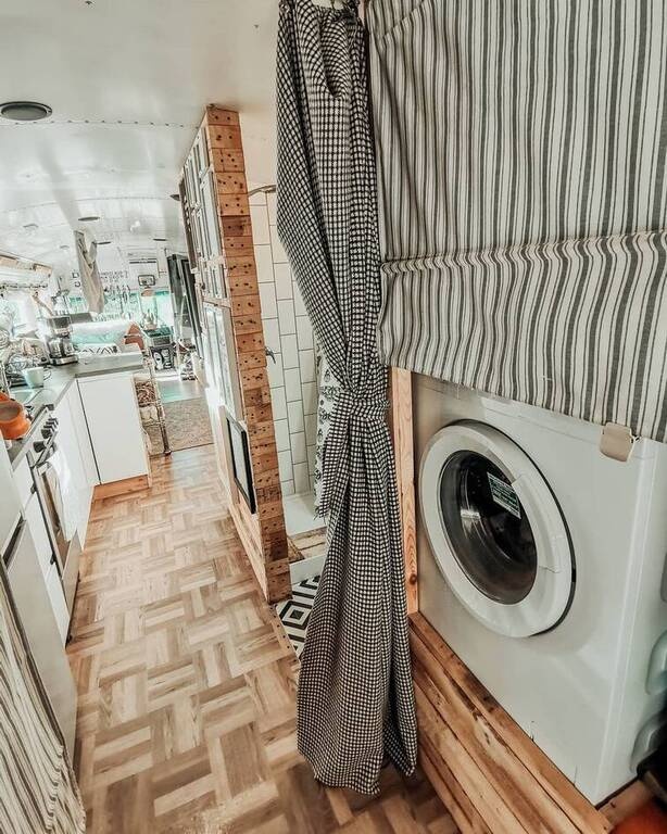 Αποφάσισαν να ζήσουν μέσα σε... λεωφορείο - Δεν θα πιστεύετε πως είναι μέσα (photos)