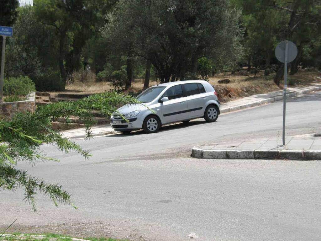 Πάρκαρε χωρίς να βάλει χειρόφρενο - Δε θα πιστεύετε που βρήκε το αμάξι
