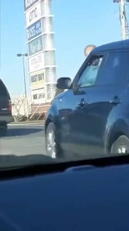 Πήγε να κάνει προσπέραση - Αυτό που είδε στο διπλανό αμάξι τον σόκαρε (video)