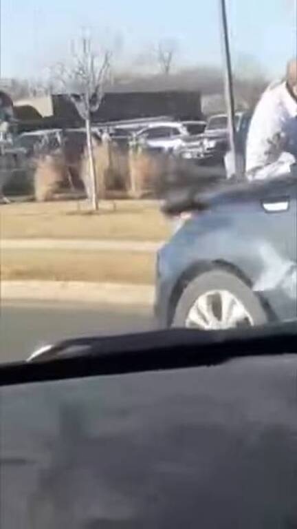 Πήγε να κάνει προσπέραση - Αυτό που είδε στο διπλανό αμάξι τον σόκαρε (video)