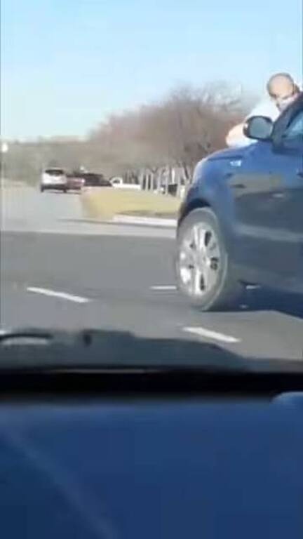 Πήγε να κάνει προσπέραση - Αυτό που είδε στο διπλανό αμάξι τον σόκαρε (video)
