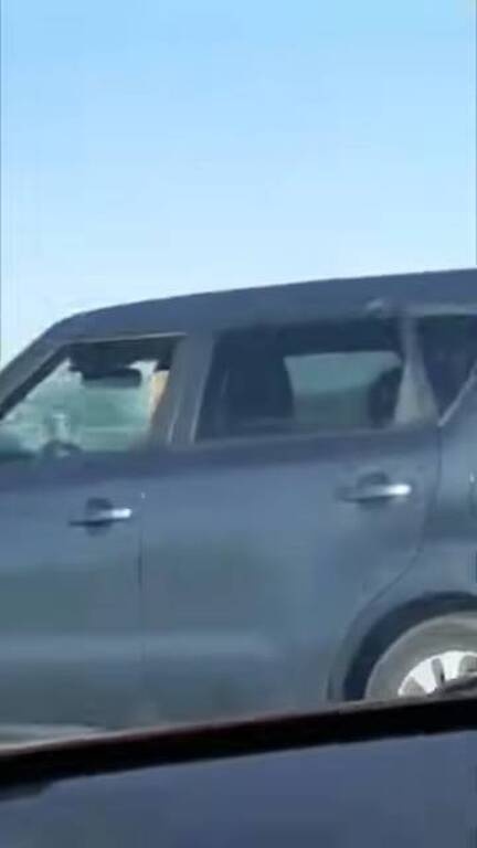 Πήγε να κάνει προσπέραση - Αυτό που είδε στο διπλανό αμάξι τον σόκαρε (video)