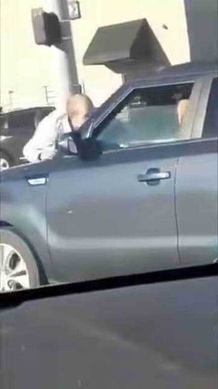 Πήγε να κάνει προσπέραση - Αυτό που είδε στο διπλανό αμάξι τον σόκαρε (video)