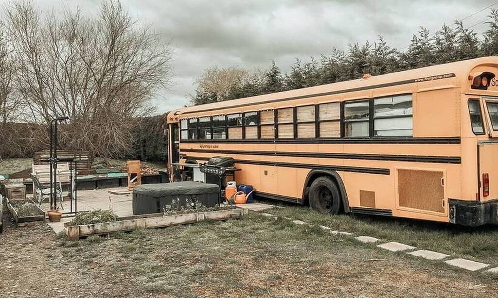 Αποφάσισαν να ζήσουν μέσα σε... λεωφορείο - Δεν θα πιστεύετε πως είναι μέσα (photos)
