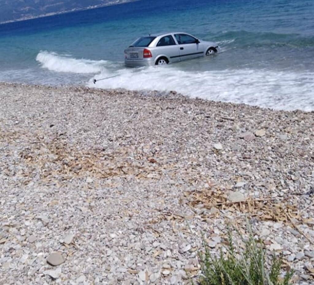 Πάρκαρε χωρίς να βάλει χειρόφρενο - Δε θα πιστεύετε που βρήκε το αμάξι