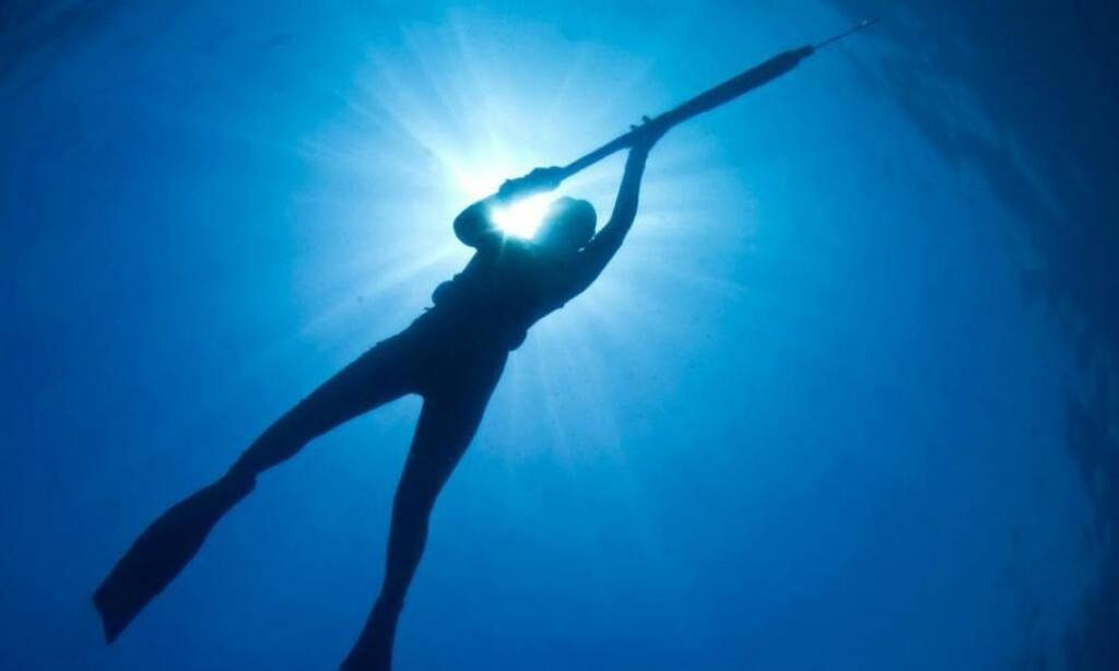 Πήγε για ψαροτούφεκο και έζησε τον απόλυτο τρόμο - Η ψύχραιμη αντίδραση του έσωσε τη ζωή