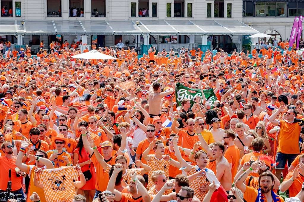 Euro 2020: Η Βουδαπέστη είναι… πορτοκαλί! (Photos)