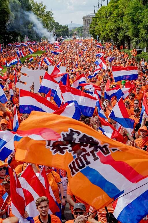 Euro 2020: Η Βουδαπέστη είναι… πορτοκαλί! (Photos)