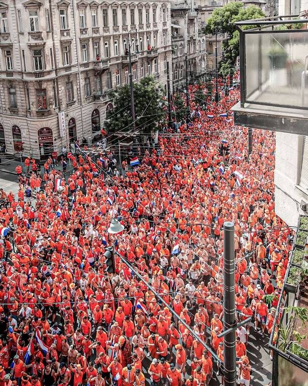 Euro 2020: Η Βουδαπέστη είναι… πορτοκαλί! (Photos)