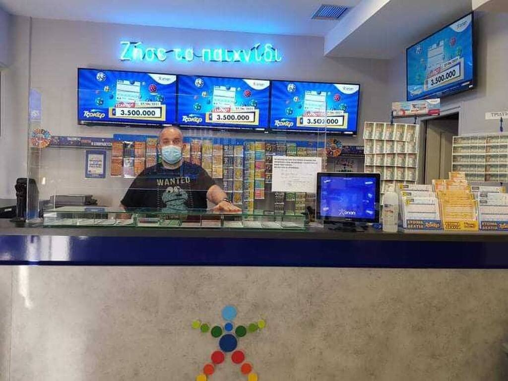 Ο κ. Απόστολος Ντιβανίδης, ιδιοκτήτης ενός πρακτορείου ΟΠΑΠ στον Πειραιά