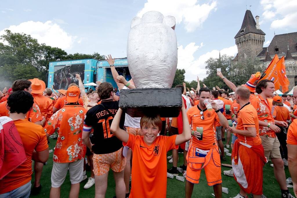Euro 2020: Η Βουδαπέστη είναι… πορτοκαλί! (Photos)