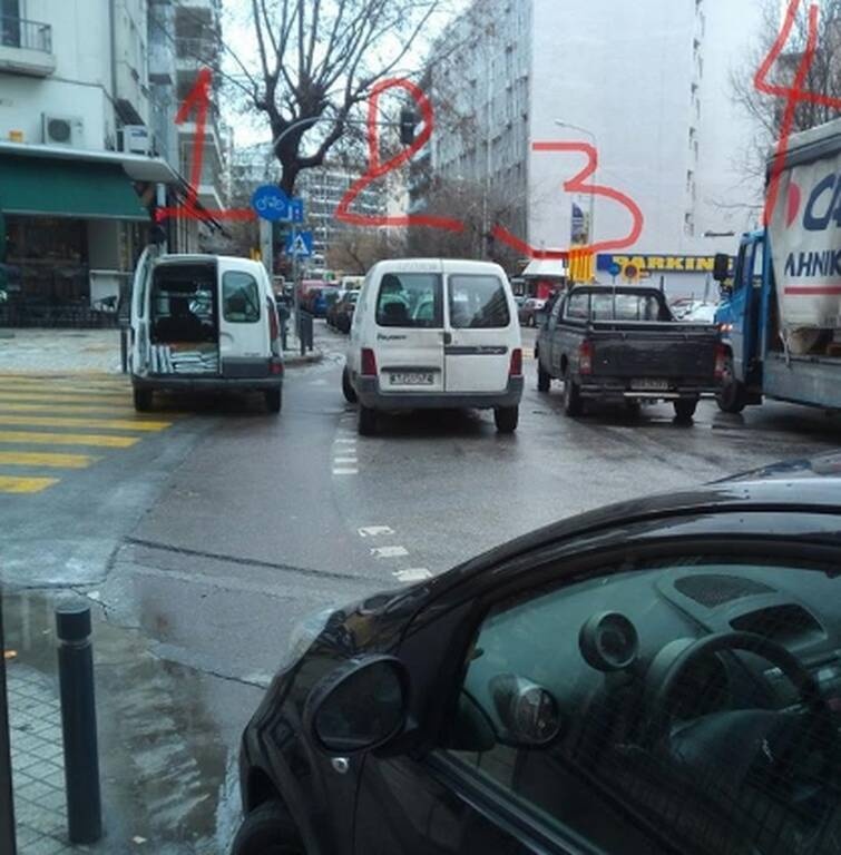 To... τερμάτισε ο οδηγός - Παράτησε το αμάξι στη μέση του δρόμου και έφυγε