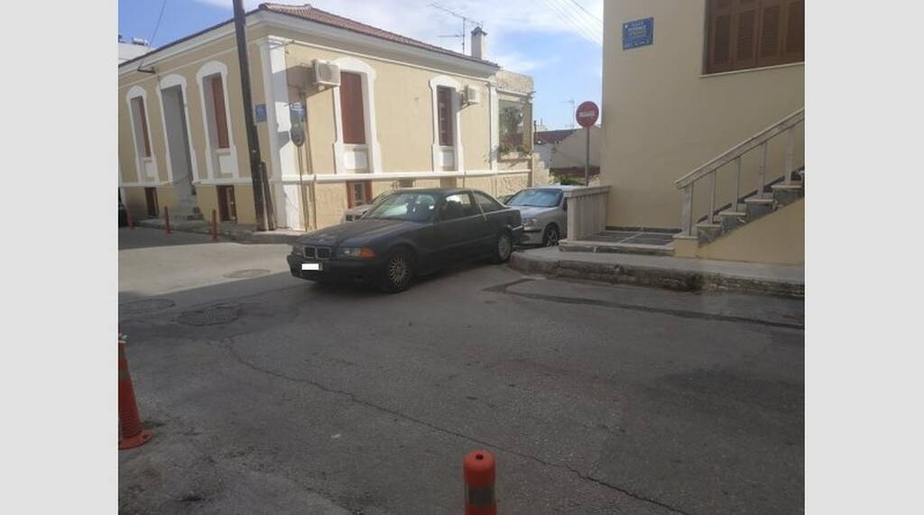 Παρκάρισμα για... βραβείο - Απορούσε όλη η γειτονιά