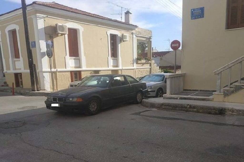 Παρκάρισμα για... βραβείο - Απορούσε όλη η γειτονιά