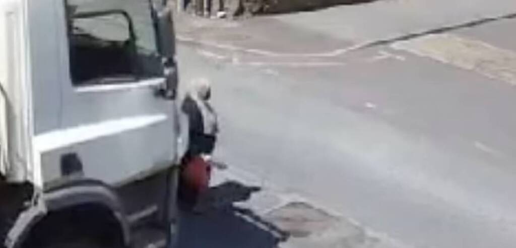 «Πάγωσαν» όταν ξεκίνησε το φορτηγό - Γυναίκα γλίτωσε από θαύμα