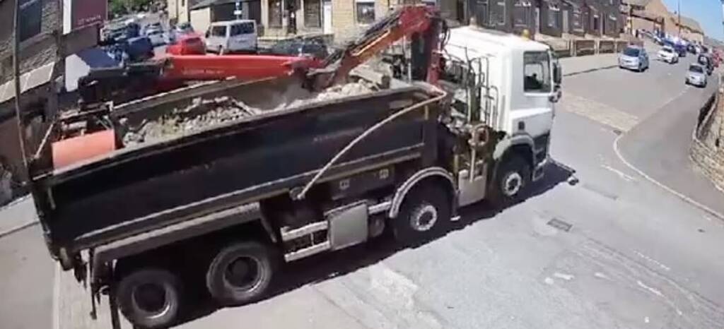 «Πάγωσαν» όταν ξεκίνησε το φορτηγό - Γυναίκα γλίτωσε από θαύμα