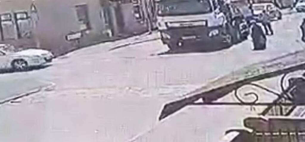 «Πάγωσαν» όταν ξεκίνησε το φορτηγό - Γυναίκα γλίτωσε από θαύμα