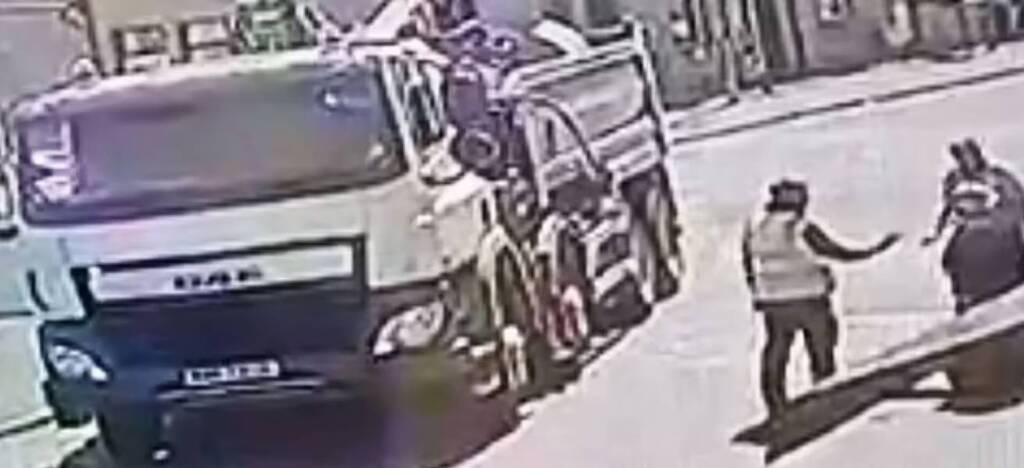«Πάγωσαν» όταν ξεκίνησε το φορτηγό - Γυναίκα γλίτωσε από θαύμα