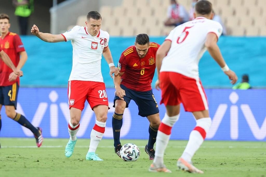 Euro 2020: Σύγκρουση χούλιγκαν απέτρεψε η αστυνομία – Βρέθηκαν μαχαίρια! (photos)