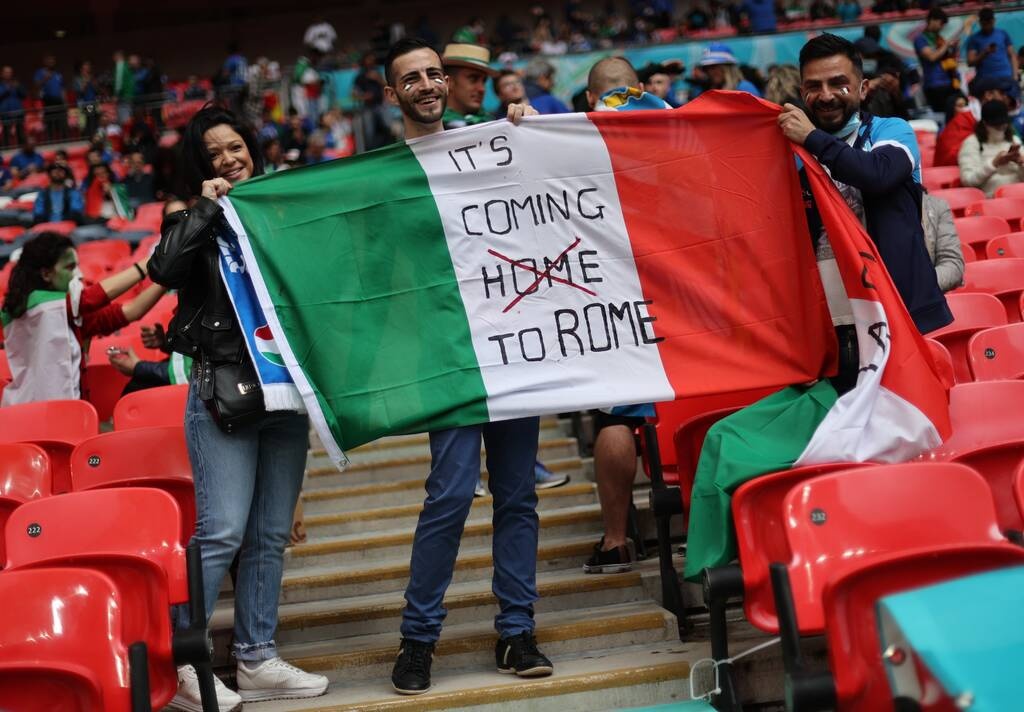 Euro 2020: Επικά πανό Ιταλών στο Λονδίνο - It’s coming Rome! (photos+video)