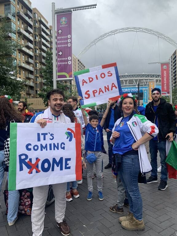 Euro 2020: Επικά πανό Ιταλών στο Λονδίνο - It’s coming Rome! (photos+video)