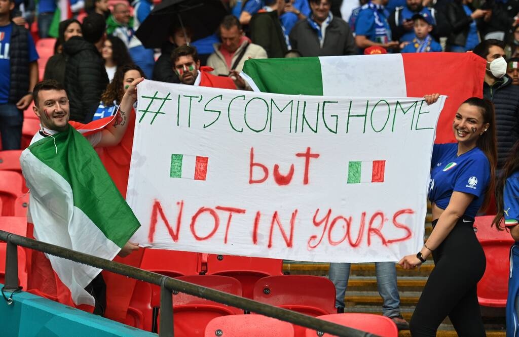 Euro 2020: Επικά πανό Ιταλών στο Λονδίνο - It’s coming Rome! (photos+video)