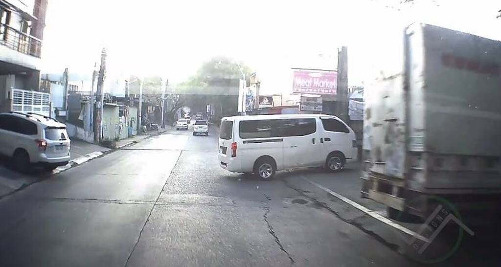 Το πιο παράξενο τρακάρισμα - Οδηγοί έκαναν όπισθεν ταυτόχρονα (photos+video)