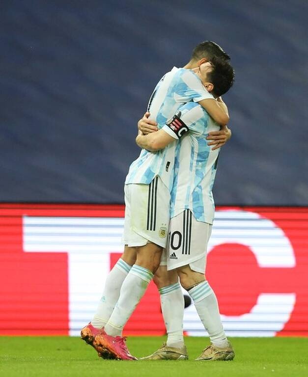 Copa America: Ατελείωτο γλέντι και στην άφιξη – «Ο μάγος Μέσι κι ο Μαραντόνα»! (video+photos)