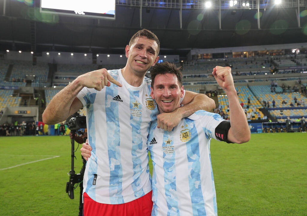 Copa America: Ατελείωτο γλέντι και στην άφιξη – «Ο μάγος Μέσι κι ο Μαραντόνα»! (video+photos)